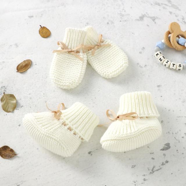 82W898A-4 3 / 12-18 months Baby Shoes + Gloves Set Knit
